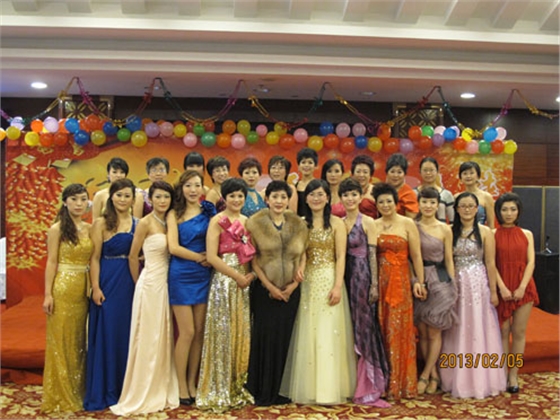 煙臺華順油氣潤滑之2013年春晚女員工合影