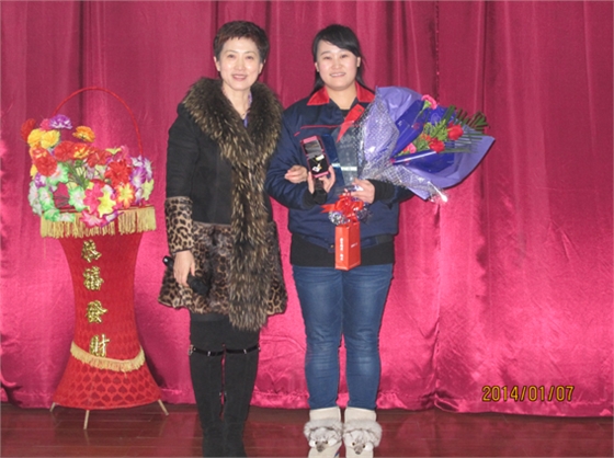 煙臺(tái)華順油氣潤滑之董事長為季度銷售冠軍發(fā)放金飾品等獎(jiǎng)品