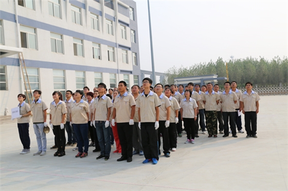 煙臺(tái)華順油氣潤(rùn)滑運(yùn)動(dòng)會(huì)之唱國(guó)歌升國(guó)旗