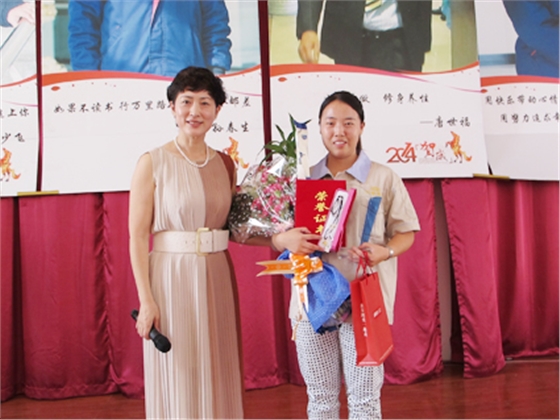 煙臺(tái)華順油氣潤滑之董事長為季度冠軍頒發(fā)獎(jiǎng)杯