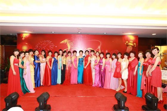 煙臺華順油氣潤滑之全體女員工合影