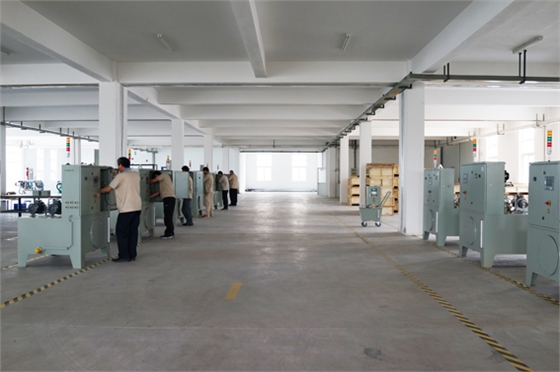 煙臺(tái)華順油氣潤(rùn)滑之車(chē)間操作區(qū)