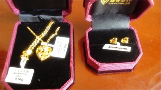 煙臺華順油氣潤滑2015年二季度業(yè)務(wù)啟動大會，華順集團董事長彭總為上季度銷售冠軍頒發(fā)證書、獎杯、鮮花、各類獎品