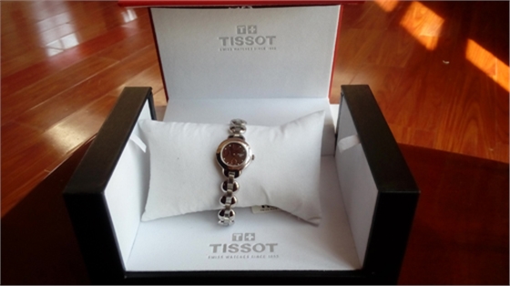 煙臺華順油氣潤滑2015年二季度業(yè)務(wù)啟動大會，華順集團董事長彭總為上季度銷售冠軍頒發(fā)證書、獎杯、鮮花、各類獎品