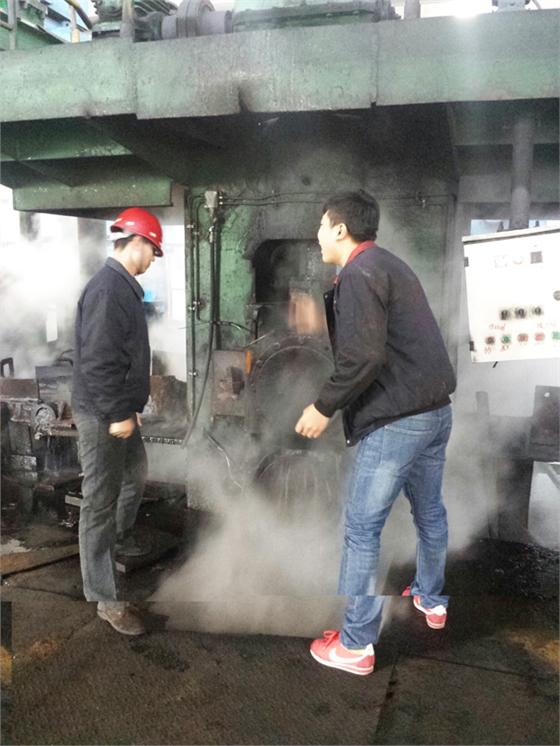 華順油氣潤滑設(shè)備公司金牌銷售服務(wù)團(tuán)隊(duì)不辭辛苦去客戶現(xiàn)場指導(dǎo)安裝！節(jié)能降耗，從油氣潤滑開始。近三年，煙臺華順油氣潤滑設(shè)備公司為國內(nèi)的200多個(gè)企業(yè)提供了500余套具有自主知識產(chǎn)權(quán)的油氣集中潤滑系統(tǒng)。這些設(shè)備的安裝與使用，不僅降低了設(shè)備潤滑油的消耗，提高了軸承的使用壽命，同時(shí)改善了客戶生產(chǎn)現(xiàn)場環(huán)境，投資回報(bào)率100%以上，受到了客戶的一致好評