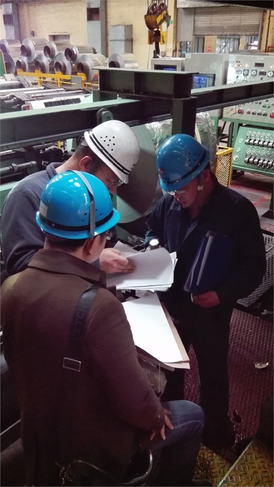 華順油氣潤(rùn)滑設(shè)備主任工程師親臨客戶現(xiàn)場(chǎng)指導(dǎo)安裝！華順公司可根據(jù)客戶的實(shí)際需求完成從現(xiàn)場(chǎng)調(diào)研、方案設(shè)計(jì)、產(chǎn)品生產(chǎn)制造、現(xiàn)場(chǎng)安裝到系統(tǒng)調(diào)試的整體交鑰匙工程。煙臺(tái)華順公司鄭重承諾，對(duì)煙臺(tái)華順公司提供的油氣集中潤(rùn)滑系統(tǒng)提供終身的售后設(shè)備維修和技術(shù)支持服務(wù)