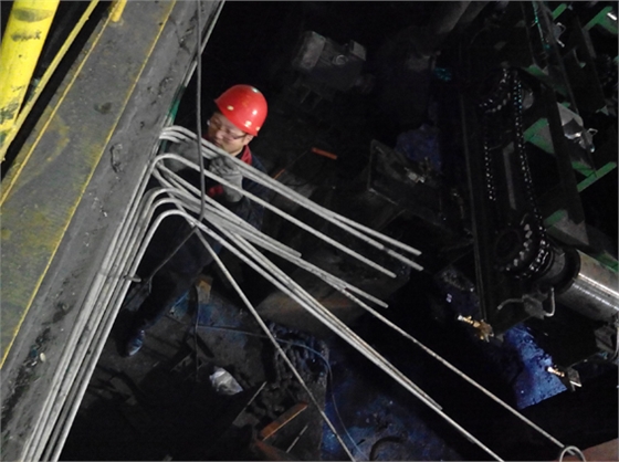 華順公司可根據(jù)客戶的實際需求完成從現(xiàn)場調(diào)研、方案設計、產(chǎn)品生產(chǎn)制造、現(xiàn)場安裝到系統(tǒng)調(diào)試的整體交鑰匙工程。煙臺華順公司鄭重承諾，對煙臺華順公司提供的油氣集中潤滑系統(tǒng)提供終身的售后設備維修和技術(shù)支持服務！軸承使用壽命提高3-6倍不再是神話！煙臺華順油氣潤滑設備,已經(jīng)在各大鋼廠得到廣泛推廣和應用,此項技術(shù)適合于所有的滾動軸承的潤滑(如連鑄機的所有輥道和軋機的軋輥軸承及導衛(wèi)活套軸承全部適用)