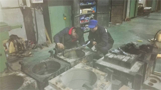 華順油氣潤滑設(shè)備售后人員安裝現(xiàn)場！什么是油氣潤滑?就是將220-460#的稀油和壓縮空氣(或氮氣)混合形成油氣流,通過管路以精細連續(xù)油滴的方式輸送到潤滑點的這一過程就是油氣潤滑。煙臺華順油氣潤滑的特點就是：既不過潤滑,也不欠潤滑。煙臺華順公司12年專項致力于油氣集中潤滑技術(shù)的應(yīng)用和推廣