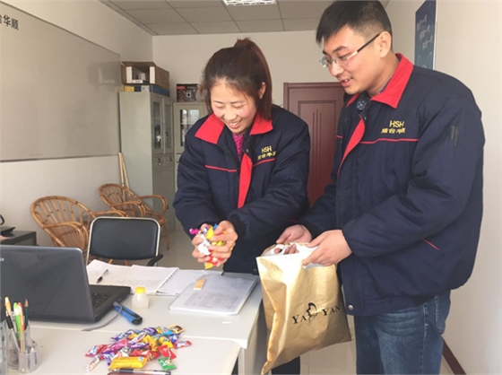 即將結(jié)婚的華順人！輪緣及軌道潤滑系統(tǒng)是投資收益比最顯著的油氣潤滑系統(tǒng)之一,系統(tǒng)小巧簡單,購置費用低,但采用后所獲得的回報數(shù)十甚至數(shù)百倍于投資費用。煙臺華順油氣潤滑設(shè)備適用于滾動軸承、開式齒輪、鏈條、軌道、輪緣、高速電主軸等的潤滑,尤其適用于高溫、高速、重載、極低速、受水或其它有化學(xué)危害性流體侵蝕場合