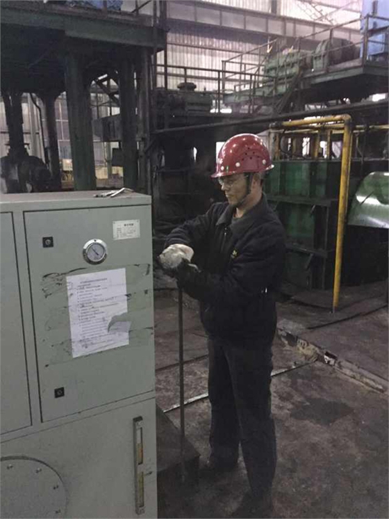 煙臺(tái)華順油氣潤(rùn)滑設(shè)備專(zhuān)業(yè)售后服務(wù)人員現(xiàn)場(chǎng)安裝！高速電主軸軸承采用煙臺(tái)華順油氣潤(rùn)滑，具有較理想的潤(rùn)滑冷卻效果。隨著人們環(huán)保意識(shí)的增強(qiáng)和對(duì)該技術(shù)認(rèn)識(shí)的進(jìn)一步深化，油氣潤(rùn)滑會(huì)逐步替代脂潤(rùn)滑、油霧潤(rùn)滑。華順公司可根據(jù)客戶(hù)的實(shí)際需求完成從現(xiàn)場(chǎng)調(diào)研、方案設(shè)計(jì)、產(chǎn)品生產(chǎn)制造、現(xiàn)場(chǎng)安裝到系統(tǒng)調(diào)試的整體交鑰匙工程