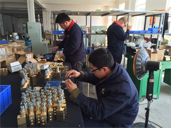 華順人專注的工作著！【煙臺華順油氣潤滑設(shè)備】12年油氣潤滑行業(yè)經(jīng)驗(yàn)，投資回報(bào)率100％以上。煙臺華順公司近三年的時(shí)間，已經(jīng)為國內(nèi)200多個(gè)企業(yè)提供了500余套具有自主知識產(chǎn)權(quán)的油氣集中潤滑系統(tǒng)