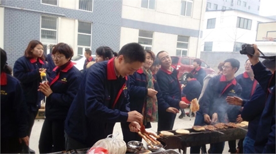 煙臺(tái)華順油氣潤(rùn)滑設(shè)備12周年慶典自助燒烤活動(dòng)！煙臺(tái)華順13年專(zhuān)注高效節(jié)能油氣潤(rùn)滑系統(tǒng)，擁有12項(xiàng)國(guó)家專(zhuān)利技術(shù)，是國(guó)家高新技術(shù)企業(yè)，采用德國(guó)先進(jìn)技術(shù)，可提供整體交鑰匙工程，是國(guó)內(nèi)生產(chǎn)規(guī)模最大的油氣潤(rùn)滑廠家