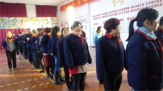 煙臺華順油氣潤滑公司每日早會現(xiàn)場！和諧華順一家親！煙臺華順油氣潤滑公司的研發(fā)人員已全面系統(tǒng)地掌握了油氣潤滑的核心技術(shù)，在國際先進技術(shù)的基礎(chǔ)上，對油氣潤滑系統(tǒng)的關(guān)鍵部件進行了20多項優(yōu)化創(chuàng)新