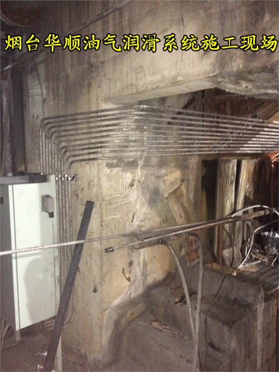 對萊鋼集團(tuán)100噸圓坯連鑄機(jī)進(jìn)行油氣改造，現(xiàn)場火熱施工中