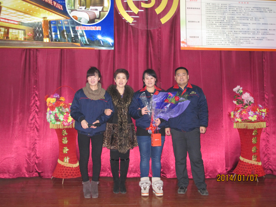 煙臺(tái)華順油氣潤滑董事長為冠軍部門頒獎(jiǎng)