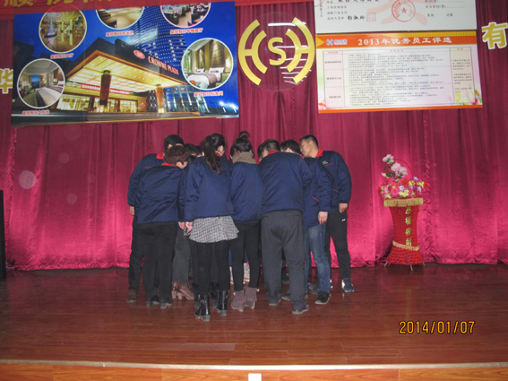 煙臺華順油氣潤滑之銷售人員感出口號：加油！加油！加油！