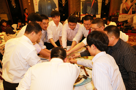 煙臺(tái)華順油氣潤(rùn)滑之共同舉杯祝愿明天更美好