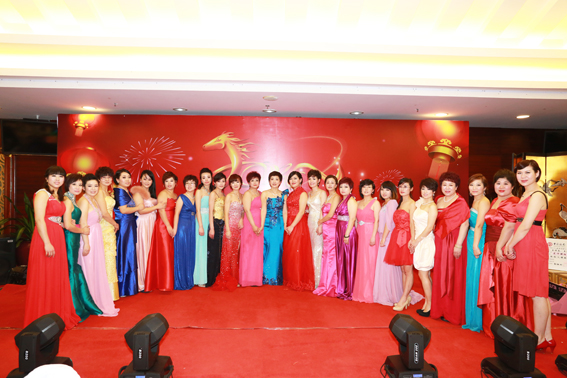 煙臺華順油氣潤滑之全體女員工合影