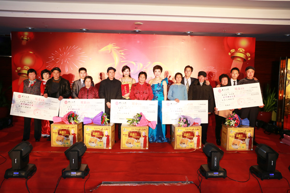 煙臺華順油氣潤滑之董事長為優(yōu)秀員工父母發(fā)放支票及禮品