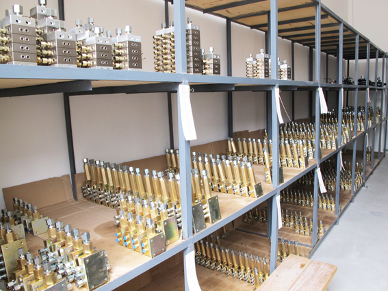 煙臺華順油氣潤滑之庫房一角