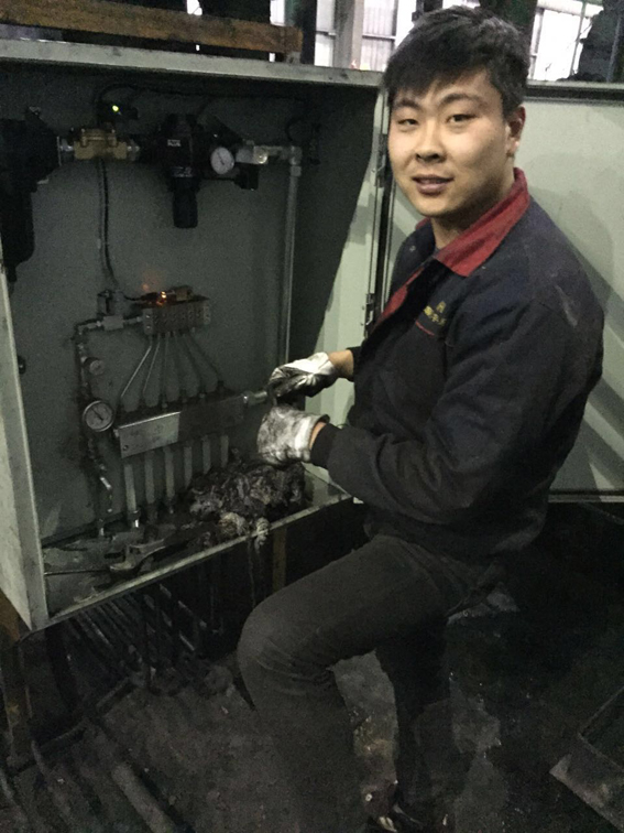 煙臺(tái)華順油氣潤(rùn)滑設(shè)備可提升傳動(dòng)件6-8倍使用壽命，高效省油，改善生產(chǎn)環(huán)境，節(jié)省人工，投資回收期僅半年，全面解決企事業(yè)潤(rùn)滑難題。煙臺(tái)華順油氣潤(rùn)滑系統(tǒng)承諾為企業(yè)提供終身售后服務(wù)和技術(shù)支持，專(zhuān)業(yè)售后團(tuán)隊(duì)、電話(huà)隨時(shí)響應(yīng)支持、24小時(shí)趕赴現(xiàn)場(chǎng)解決客戶(hù)需求