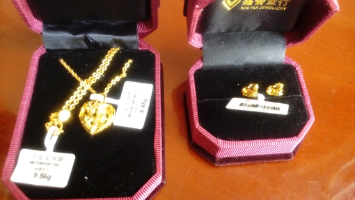 煙臺華順油氣潤滑2015年二季度業(yè)務(wù)啟動大會，華順集團董事長彭總為上季度銷售冠軍頒發(fā)證書、獎杯、鮮花、各類獎品