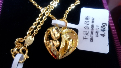 煙臺華順油氣潤滑2015年二季度業(yè)務(wù)啟動大會，華順集團董事長彭總為上季度銷售冠軍頒發(fā)證書、獎杯、鮮花、各類獎品