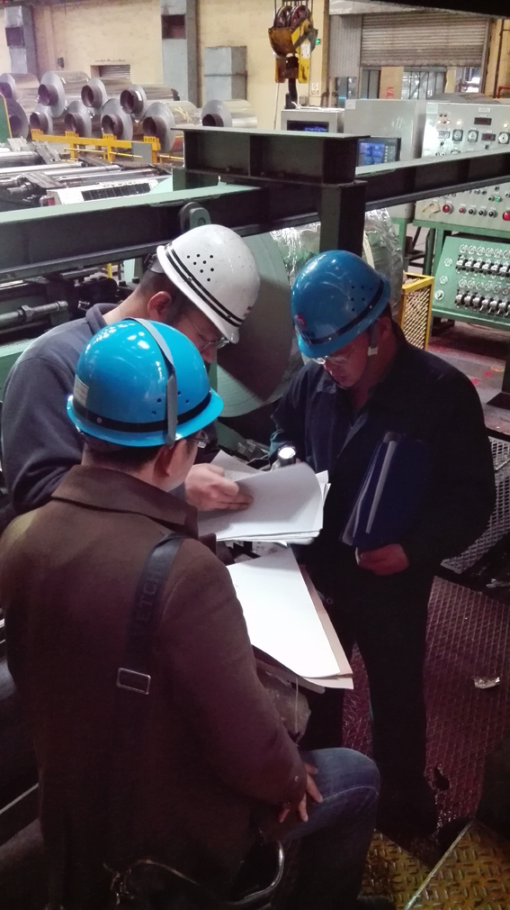 煙臺華順油氣潤滑設(shè)備主任工程師現(xiàn)場指導(dǎo)安裝！華順公司可根據(jù)客戶的實際需求完成從現(xiàn)場調(diào)研、方案設(shè)計、產(chǎn)品生產(chǎn)制造、現(xiàn)場安裝到系統(tǒng)調(diào)試的整體交鑰匙工程。煙臺華順公司鄭重承諾，對煙臺華順公司提供的油氣集中潤滑系統(tǒng)提供終身的售后設(shè)備維修和技術(shù)支持服務(wù)