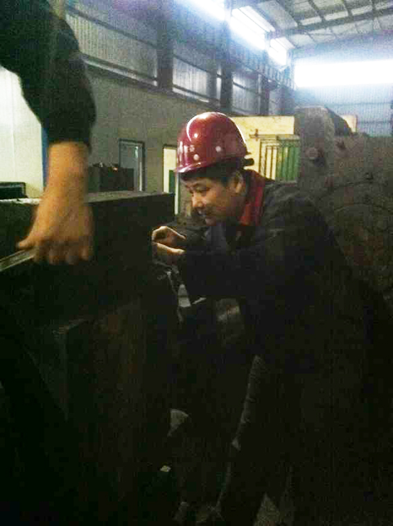 煙臺(tái)華順油氣潤(rùn)滑設(shè)備公司技術(shù)部部長(zhǎng)親自到客戶現(xiàn)場(chǎng)進(jìn)行技術(shù)指導(dǎo)！煙臺(tái)華順13年專注高效節(jié)能油氣潤(rùn)滑系統(tǒng)，擁有12項(xiàng)國(guó)家專利技術(shù)，是國(guó)家高新技術(shù)企業(yè)，采用德國(guó)先進(jìn)技術(shù)，可提供整體交鑰匙工程，是國(guó)內(nèi)生產(chǎn)規(guī)模最大的油氣潤(rùn)滑廠家