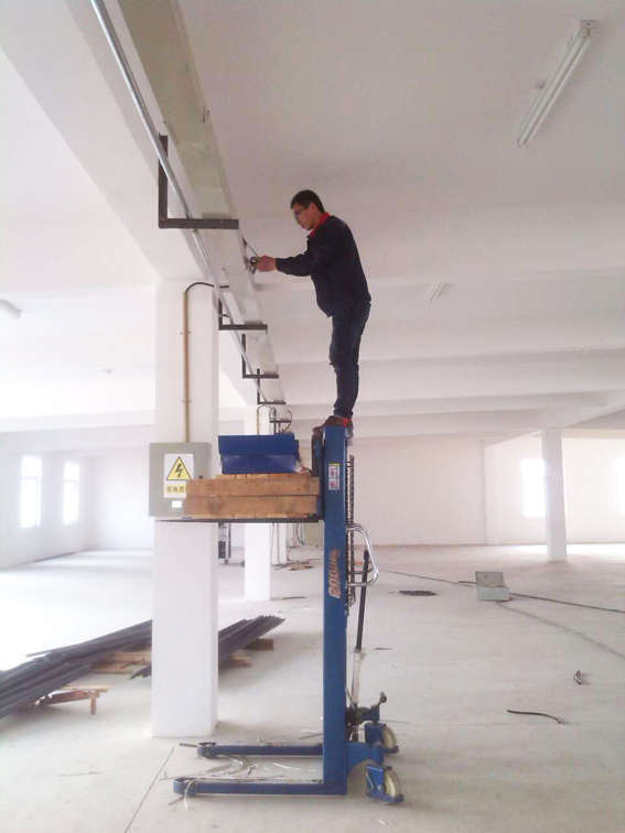 什么是油氣潤滑?就是將220-460#的稀油和壓縮空氣(或氮?dú)?混合形成油氣流,通過管路以精細(xì)連續(xù)油滴的方式輸送到潤滑點(diǎn)的這一過程就是油氣潤滑。煙臺華順油氣潤滑的特點(diǎn)就是：既不過潤滑,也不欠潤滑。煙臺華順公司12年專項(xiàng)致力于油氣集中潤滑技術(shù)的應(yīng)用和推廣