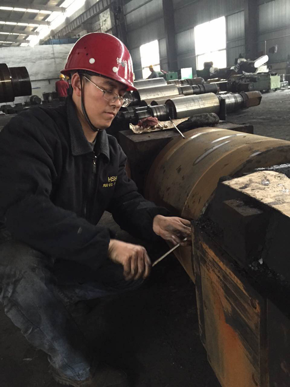 煙臺華順油氣潤滑設(shè)備售后服務(wù)人員有著專業(yè)的技術(shù)，能全解決客戶現(xiàn)場出現(xiàn)的各種問題！煙臺華順油氣潤滑適用于滾動軸承、開式齒輪、鏈條、軌道、輪緣、高速電主軸等的潤滑，尤其適用于高溫、高速、重載、極低速、受水或其它有化學(xué)危害性流體侵蝕場合。煙臺華順公司12年來專項致力于油氣集中潤滑技術(shù)的應(yīng)用和推廣