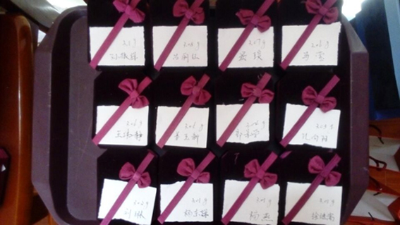 煙臺華順油氣潤滑設(shè)備司慶發(fā)放金飾品!煙臺華順公司13年來專項致力于油氣集中潤滑技術(shù)的應(yīng)用和推廣。近三年的時間，已經(jīng)為國內(nèi)200多個企業(yè)提供了500余套具有自主知識產(chǎn)權(quán)的油氣集中潤滑系統(tǒng)。華順公司可根據(jù)客戶的實際需求完成從現(xiàn)場調(diào)研、方案設(shè)計、產(chǎn)品生產(chǎn)制造、現(xiàn)場安裝到系統(tǒng)調(diào)試的整體交鑰匙工程