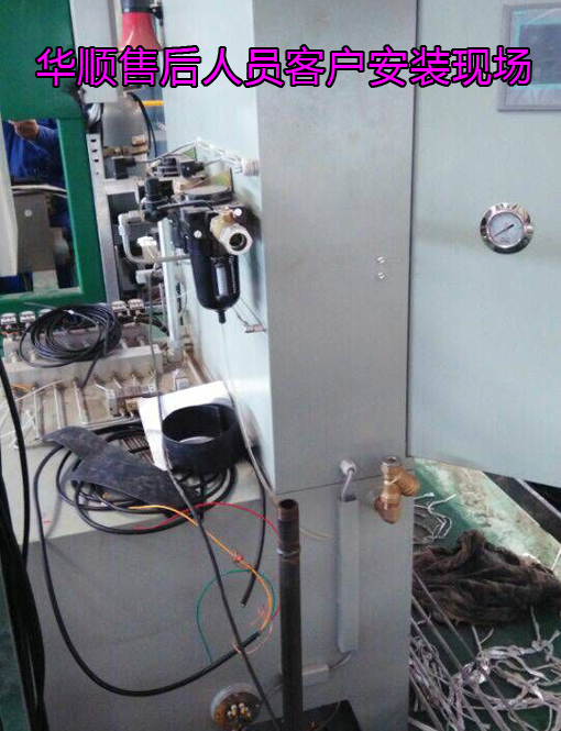 華順油氣潤滑在客戶安裝現(xiàn)場！華順公司可根據(jù)客戶的實際需求完成從現(xiàn)場調(diào)研、方案設(shè)計、產(chǎn)品生產(chǎn)制造、現(xiàn)場安裝到系統(tǒng)調(diào)試的整體交鑰匙工程