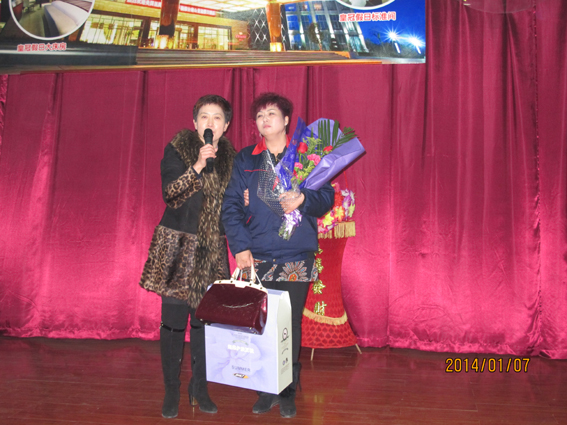 董事長為完成目標(biāo)經(jīng)理發(fā)放LV包等獎品