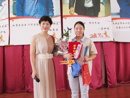 董事長為季度冠軍頒發(fā)獎杯