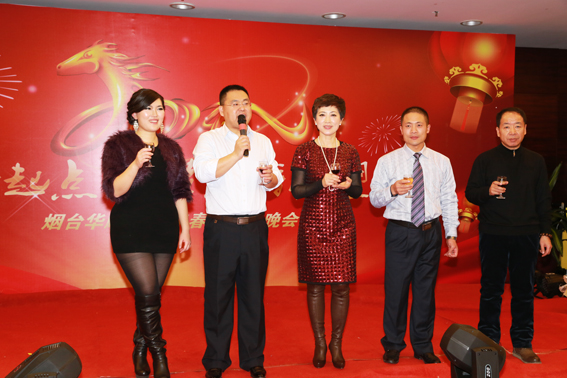 公司高管舉杯同慶