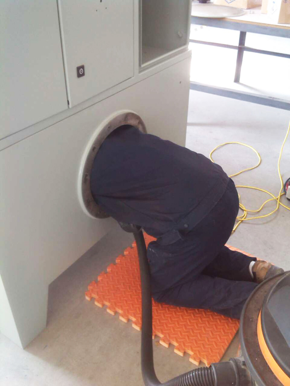 華順人認(rèn)真檢查油氣潤(rùn)滑設(shè)備每一道工序