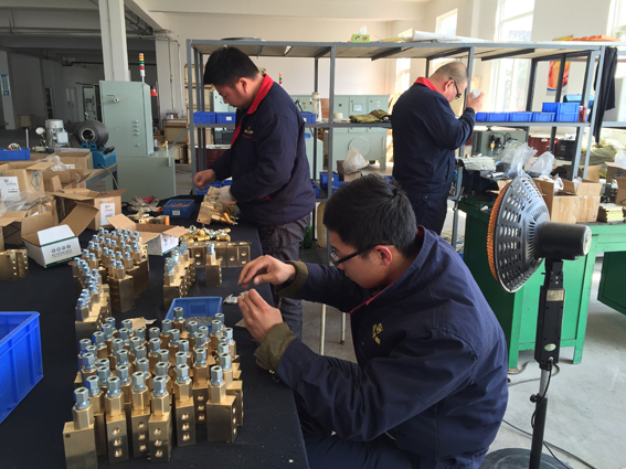 華順油氣潤(rùn)滑設(shè)備車間油氣分配器安裝